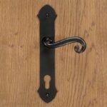 Durų rankena MALTA BLACK su užraktu 90 mm